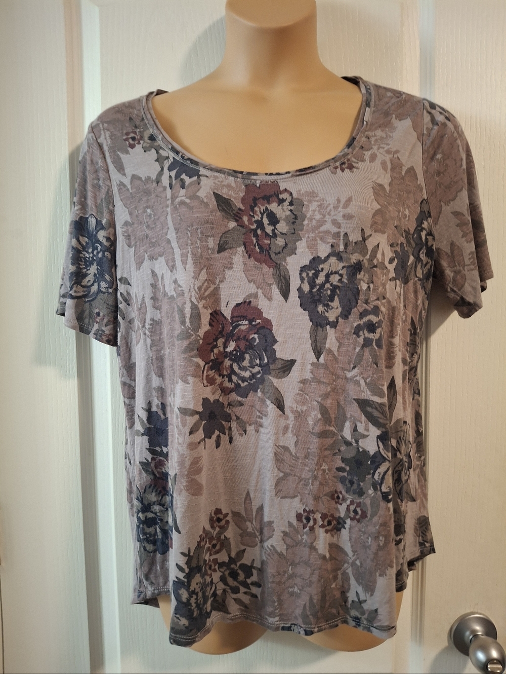 Maurices 24/7 Sz 0 Taupe Floral Scoop Neck Short Sleeve Top